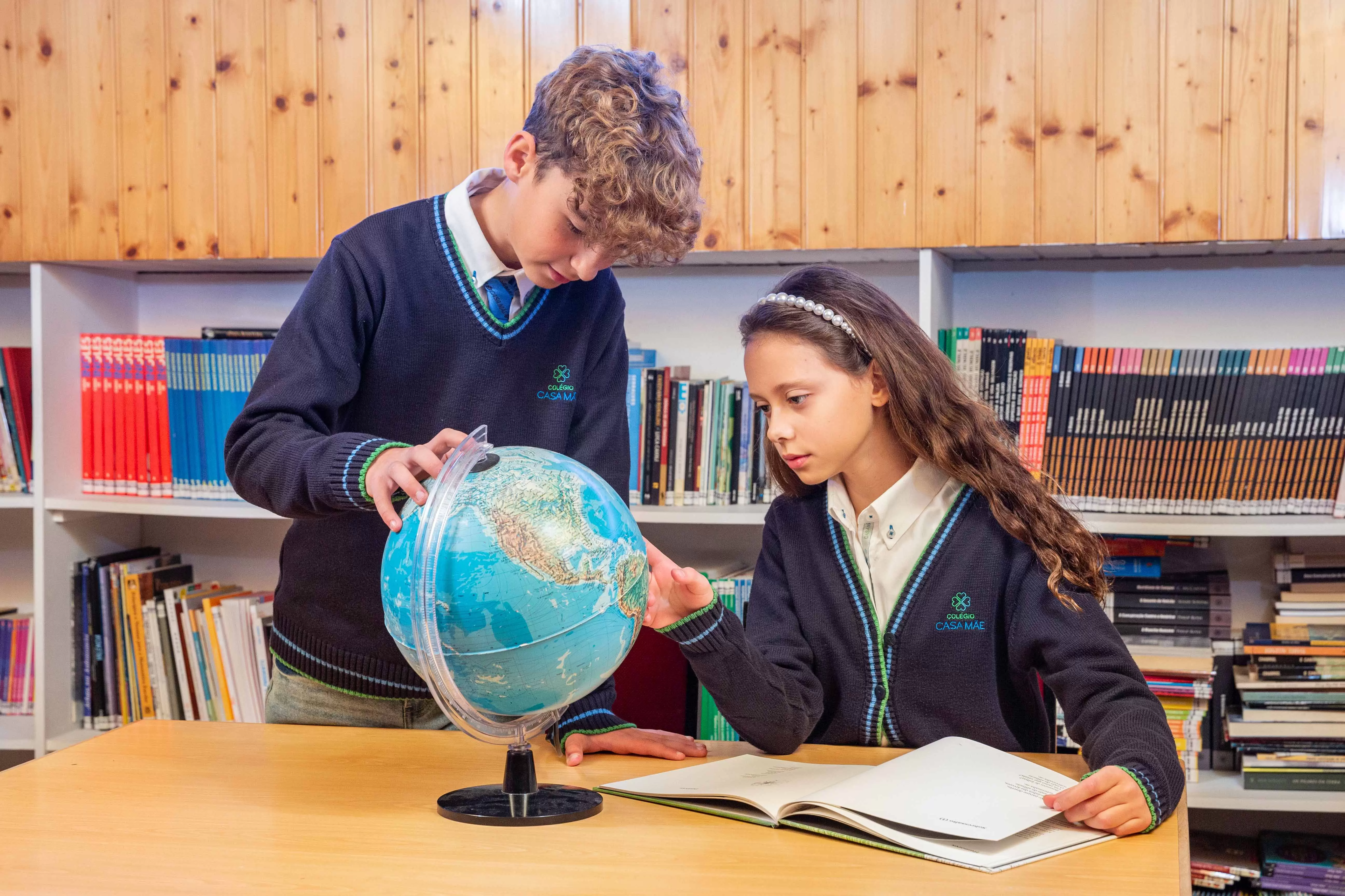 Crianças a aprender num ambiente natural